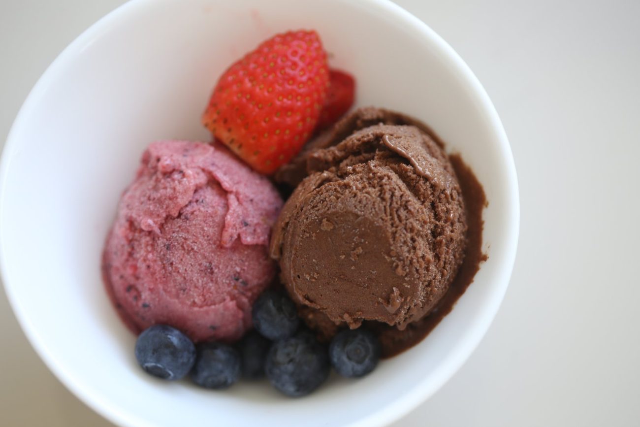 Sorvete saudável com frutas vermelhas